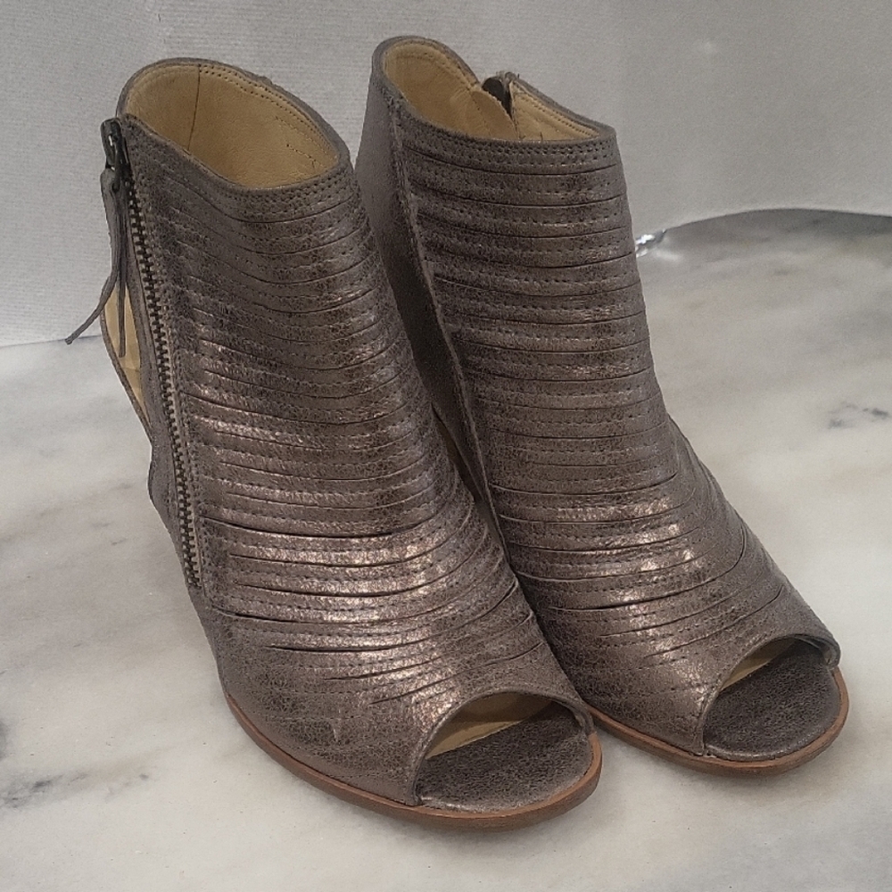 Paul Green Gray Ankle Boots with Ribbed Detailing
